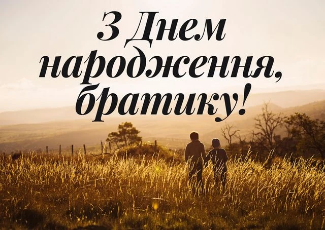 Двоє людей йдуть по полі на заході сонця з привітанням.