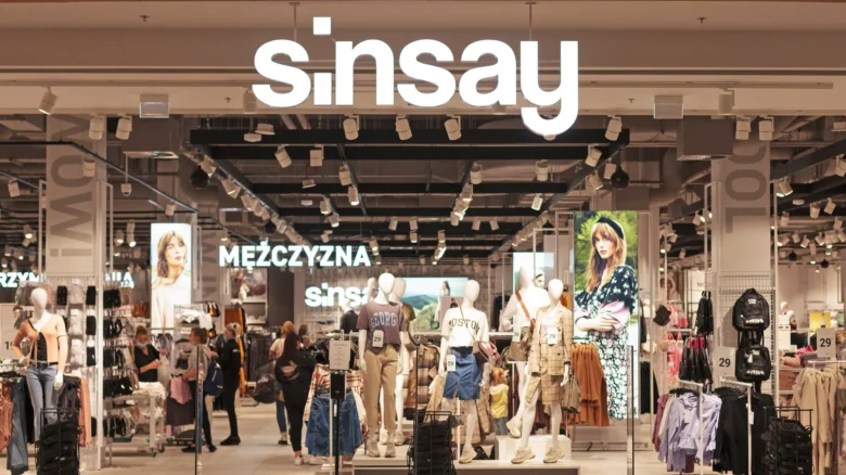 Вхід до магазину одягу бренду Sinsay в Україні.
