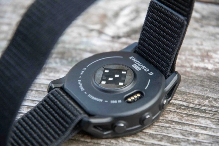 Чорний годинник Garmin Enduro 3 з титановим корпусом на дерев'яній поверхні.