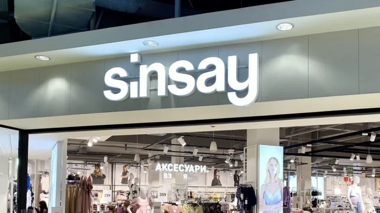 Вхід до магазину бренду Sinsay в торговому центрі.