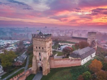 Замковий комплекс Луцька на заході сонця