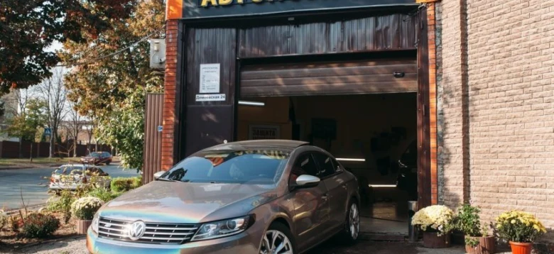 Срібний автомобіль перед майстернею з детейлінгу