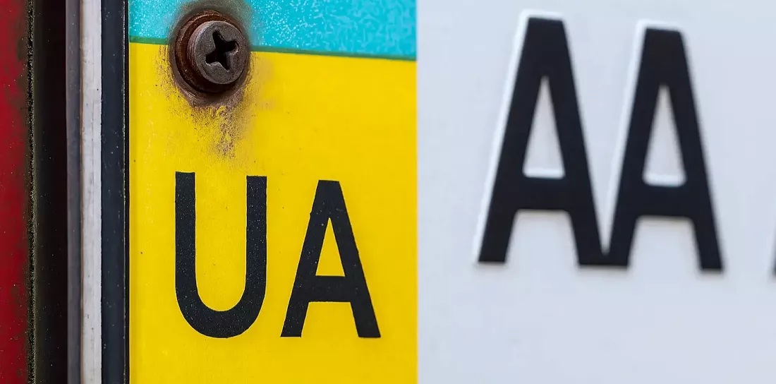 Український номерний знак з кодом UA та регіональним AA
