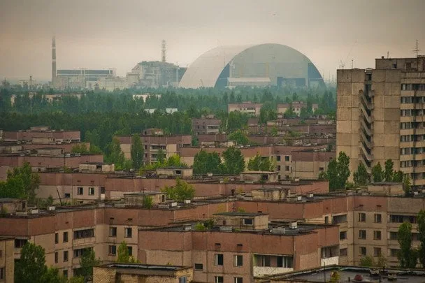 Забудований міст з куполом над реактором Чорнобиль
