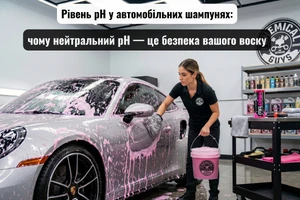 Жінка мийте білий автомобіль з піною для деталей.
