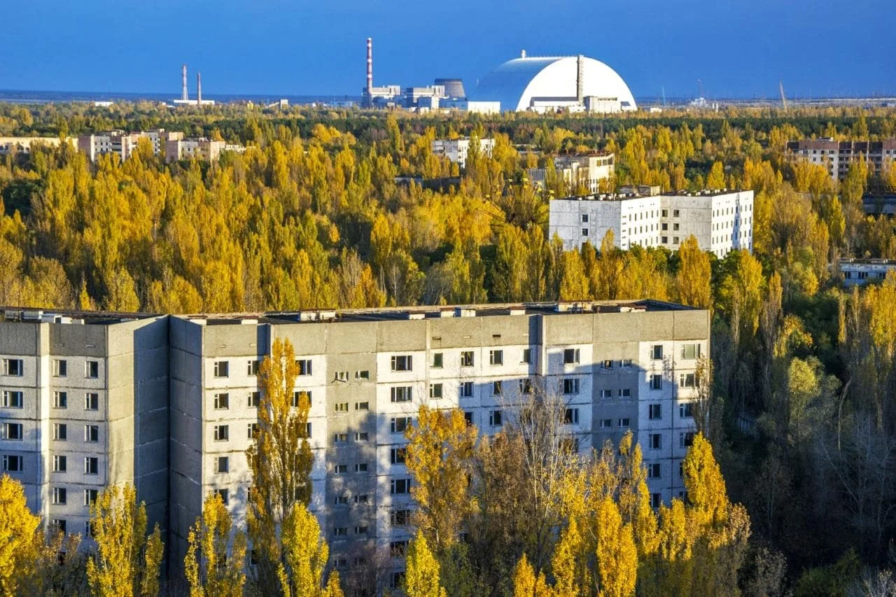 Покинуте місто з атомною електростанцією на задньому плані