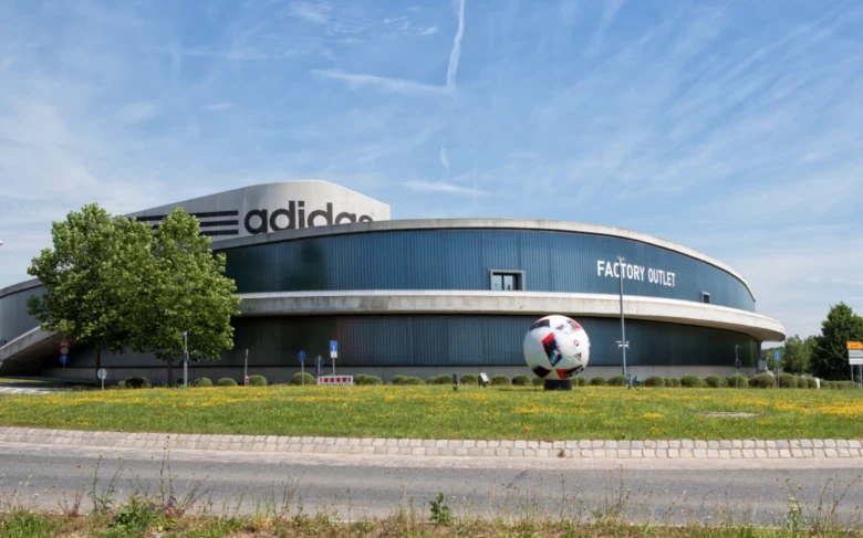 Зовнішній вигляд магазину-супермаркету Adidas з великою сферою на передньому плані