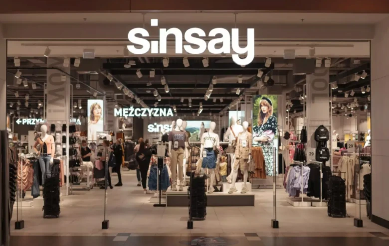 Вхід до магазину одягу бренду Sinsay в Україні.