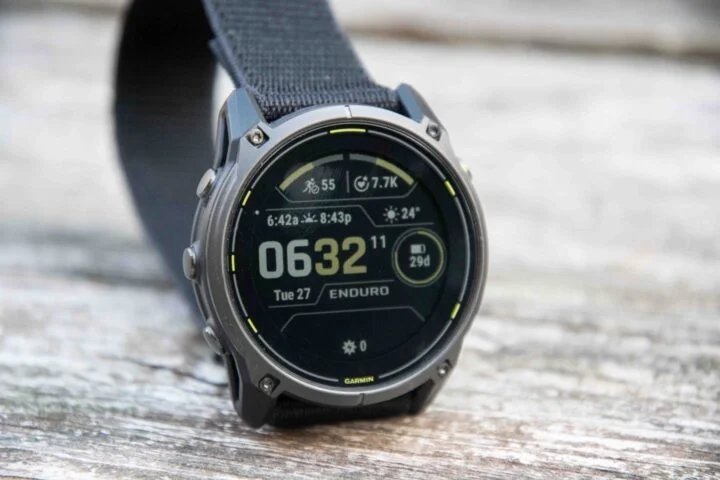 Годинник Garmin Enduro з екраном автономності на дерев'яній поверхні.