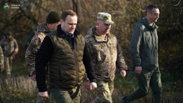 Олексій Кулеба йде разом із військовими та цивільними.