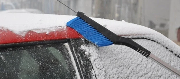 Снігоприбиральник для очищення даху автомобіля від снігу