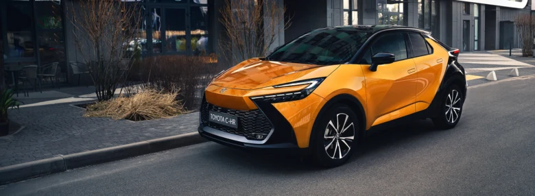Оранжевий автомобіль Тойота на вулиці міста