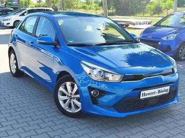 Синій вживаний автомобіль на парковці автосалону.
