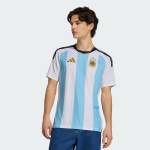 Модель у футболці з логотипом Adidas та кольорами Аргентини.