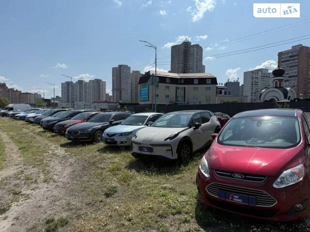 ряд вживаних автомобілів на парковці під час дня