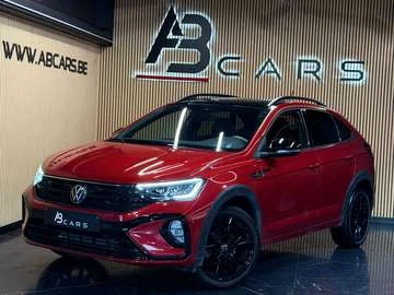 Червоний вживаний автомобіль у салоні дилера для підбору авто